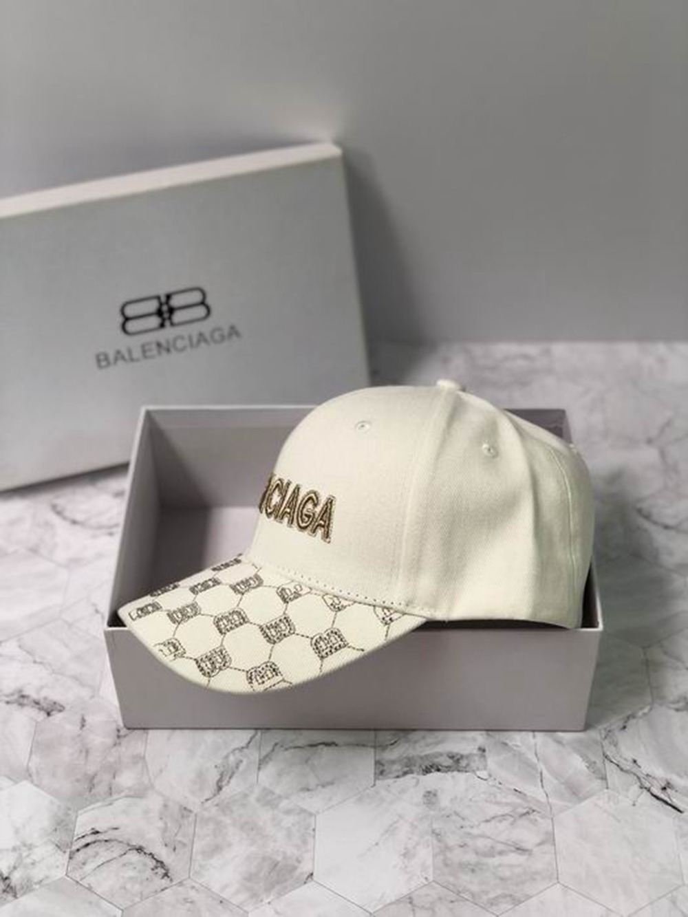 Ba*len*cia*ga hat
